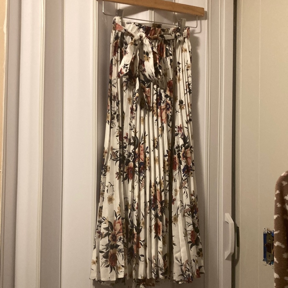 Midi Pleated Floral Skirt size xs